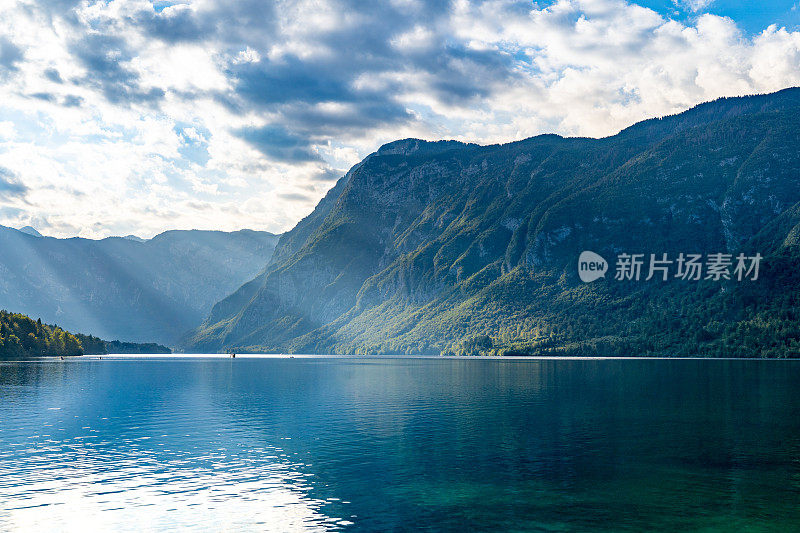 鸟瞰图的湖Bohinj (bohinsko jezero)日落，斯洛文尼亚